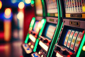 Studio live dealer Relax Gaming dengan meja blackjack berkualitas HD dan dealer profesional